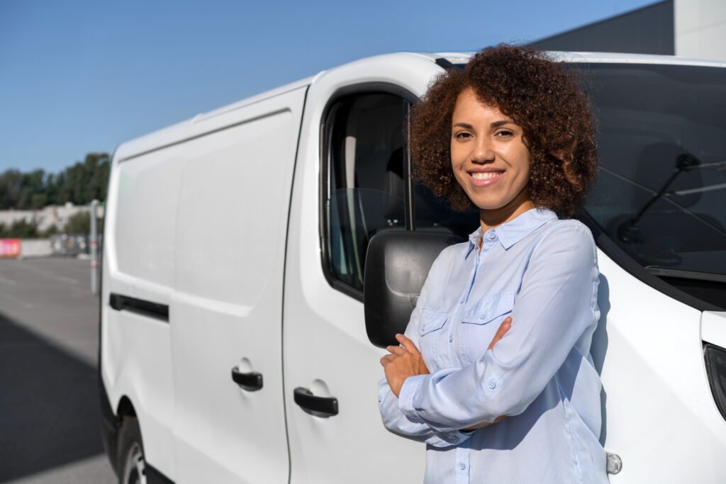 femme loueur d'utilitaire devant un camion